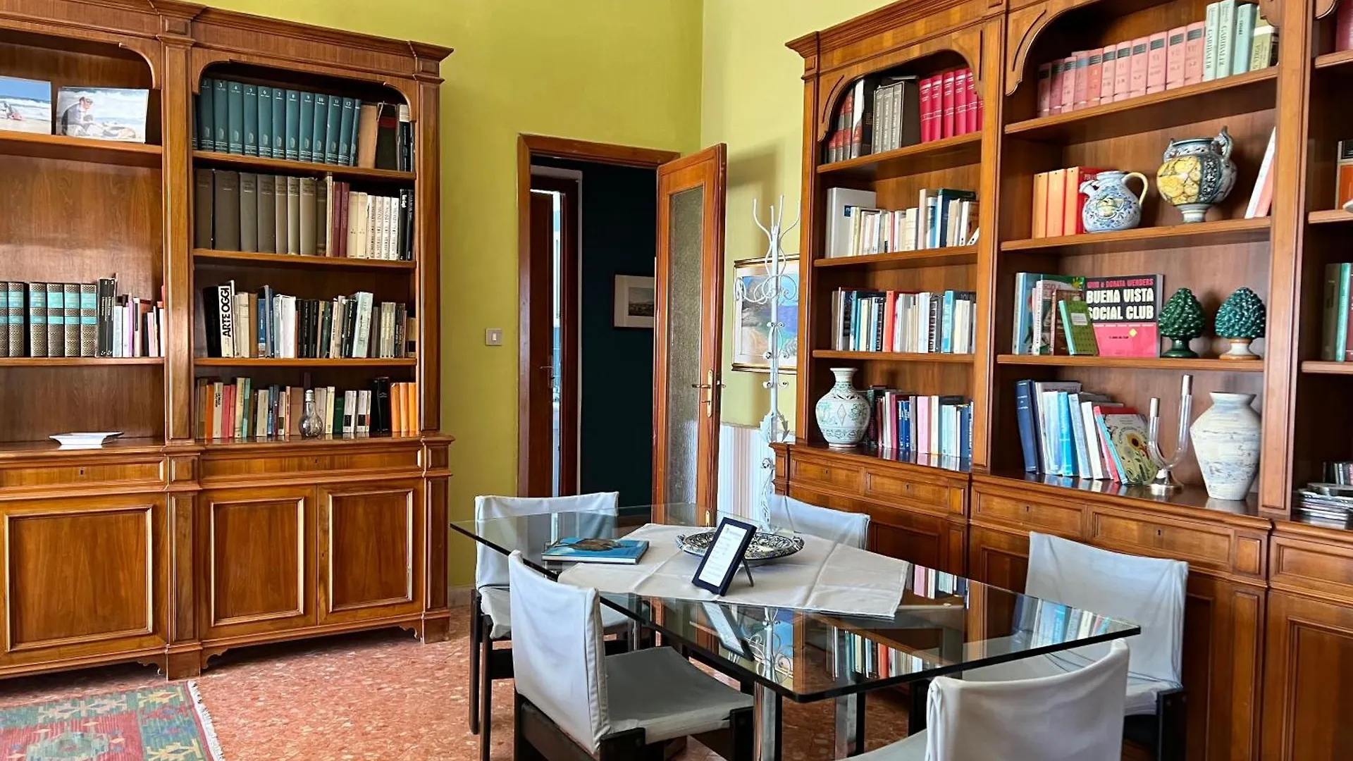 A Casa Di Vale, Relax In Front Of Mondello Beach Apartment Palermo Italy